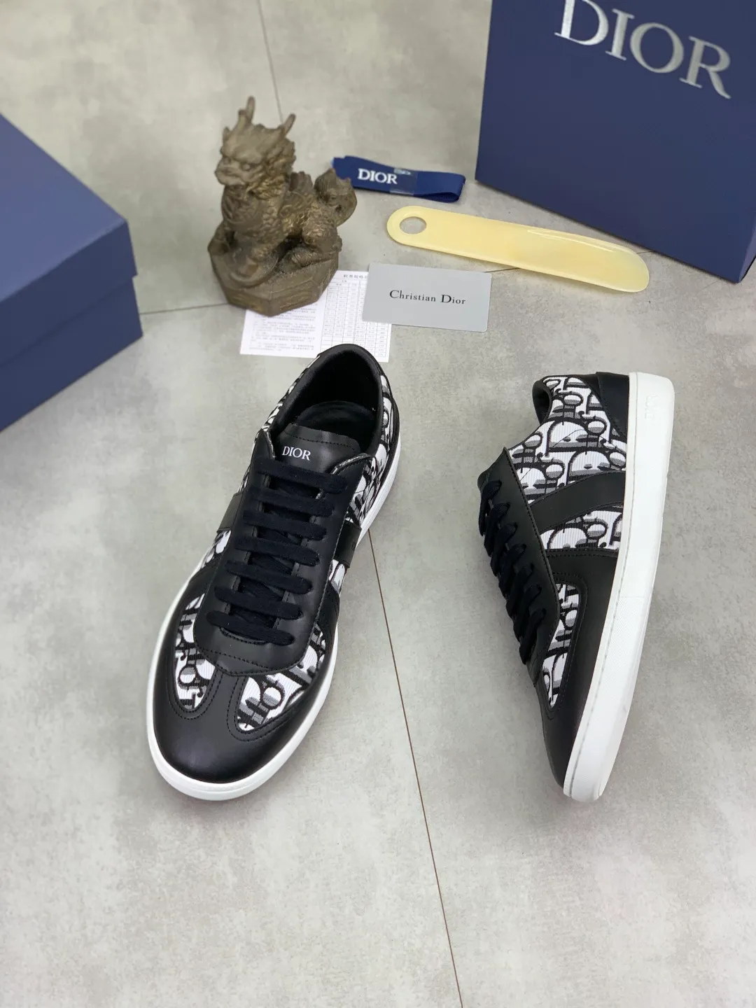 Men's shoes 💰P360 New Dior B01 moral training shoes, white first-layer cowhide, original molded outsole. New to the fall collection, this sneaker marks the return of a Dior classic, reinterpreted in a stylish and elegant silhouette. Crafted from white smooth first-grain cowhide with a tonal silk sheepskin lining, it features the Dior logo on the tongue and inner sides, and a CD icon on the heel. Paired with Tpu anti-slip soles of the same color, it can be matched with various styles to create a sophisticated look.  Code number: 38-44